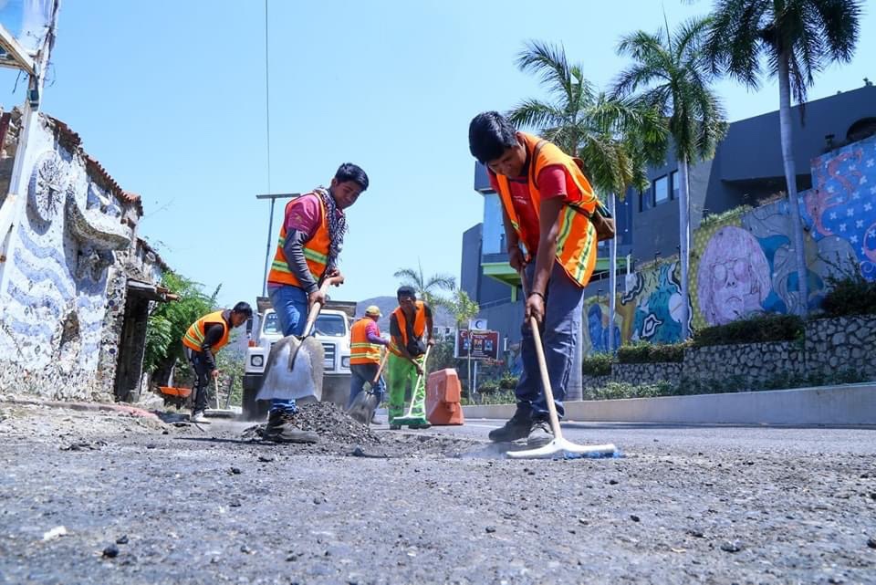 Gobierno de Guerrero continúa con trabajos de reparación en la avenida Escénica de Acapulco