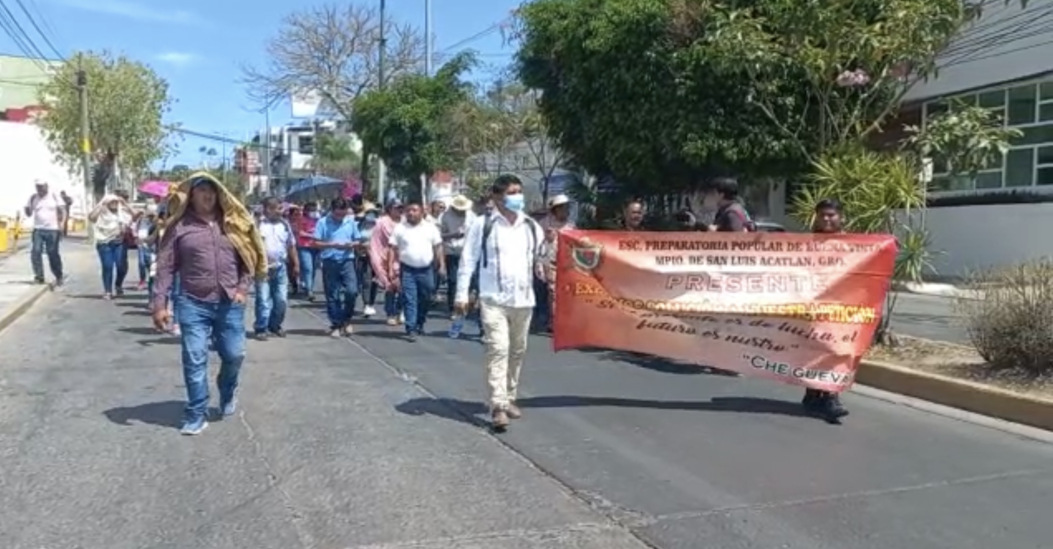 Marchan y bloquean maestros de prepas populares en Chilpancingo para exigir reconocimiento oficial