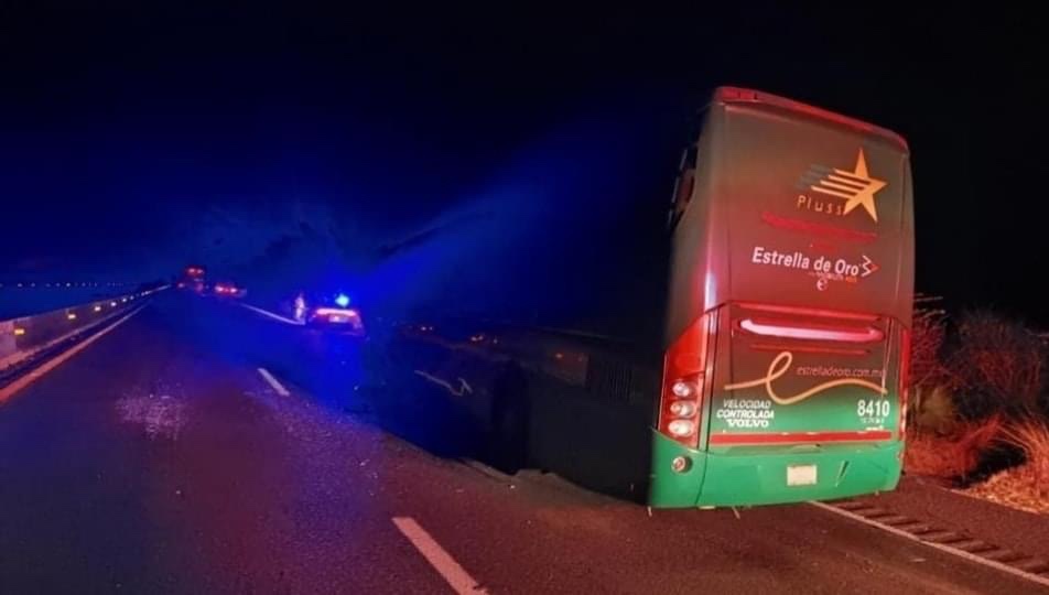 Choca autobús de Estrella de Oro con tráiler y se incendia en la Autopista del Sol; varias personas resultan lesionadas