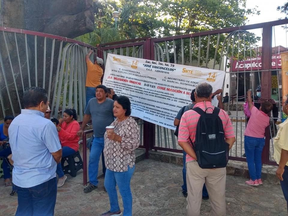 Nuevamente profesores protestan afuera del Ayuntamiento de Acapulco
