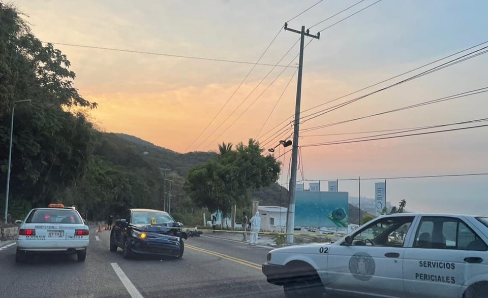 La madrugada de este domingo, un motociclista murió al impactarse contra un vehículo, en la avenida Escénica en Acapulco.