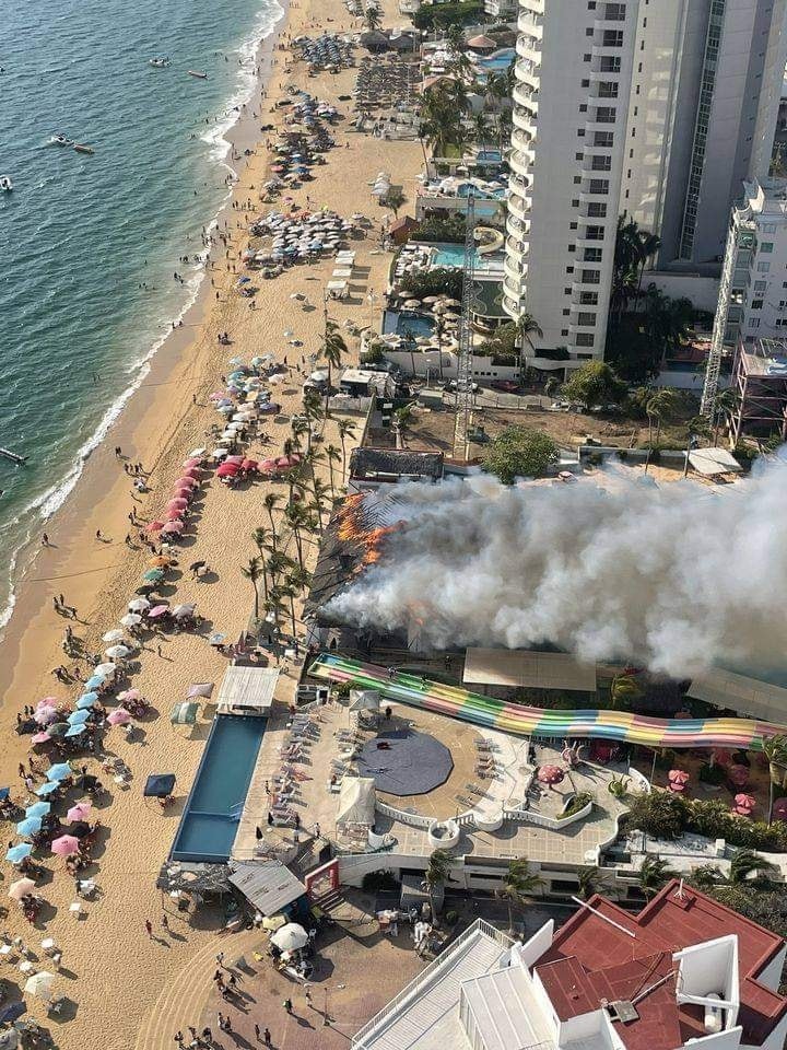 Se incendia palapa en El Rollo, en Costa Azul Acapulco