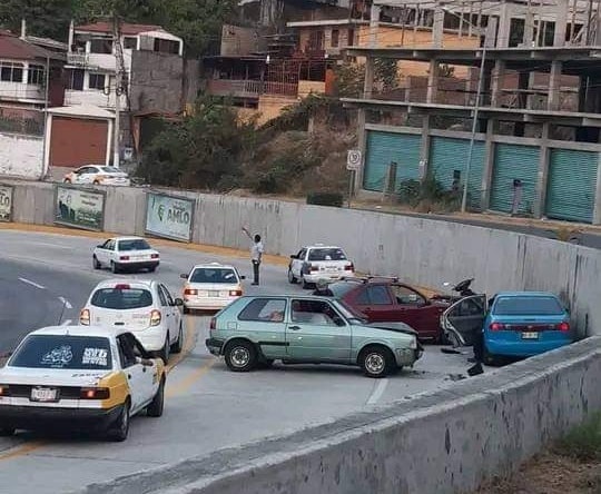 Carambola de 3 vehículos deja lesionados en Av. Cuauhtémoc, Acapulco