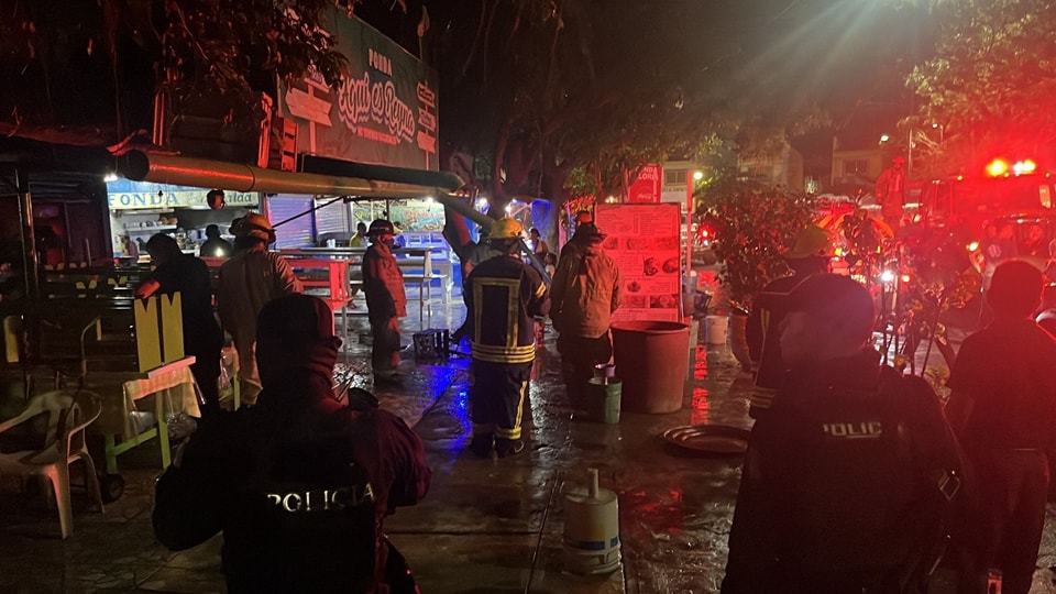 Dos locales resultaron afectados en el incendio en el mercado Santa Lucía en la zona de Caleta en Acapulco