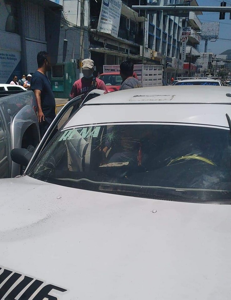 Deja dos pasajeras lesionadas choque entre taxi colectivo y camioneta en la avenida Cuauhtémoc en Acapulco