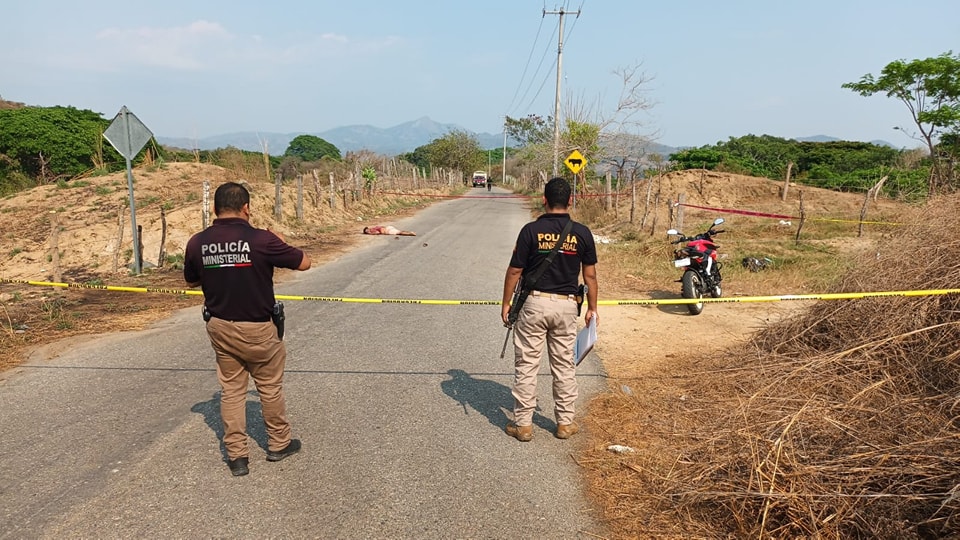 La tarde de este martes, un hombre se encontró asesinado a balazos a orilla de la carretera estatal, en el municipio de Ometepec, Guerrero.