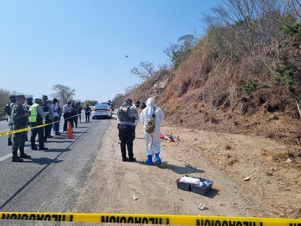 Un hombre se encontró asesinado a balazos en la carretera federal Zihuatanejo-La Chica, y otro hecho distinto, un sujeto terminó atacado en su camioneta, en la región de la Costa Grande de Guerrero.