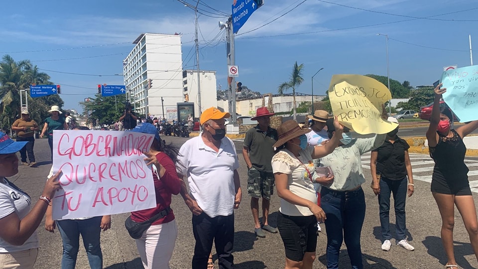 Familiares Ángel Fernando Ramírez Salome quien se encuentra desaparecido desde el lunes, bloquean la Av. Costera Miguel Alemán, en #Acapulco.