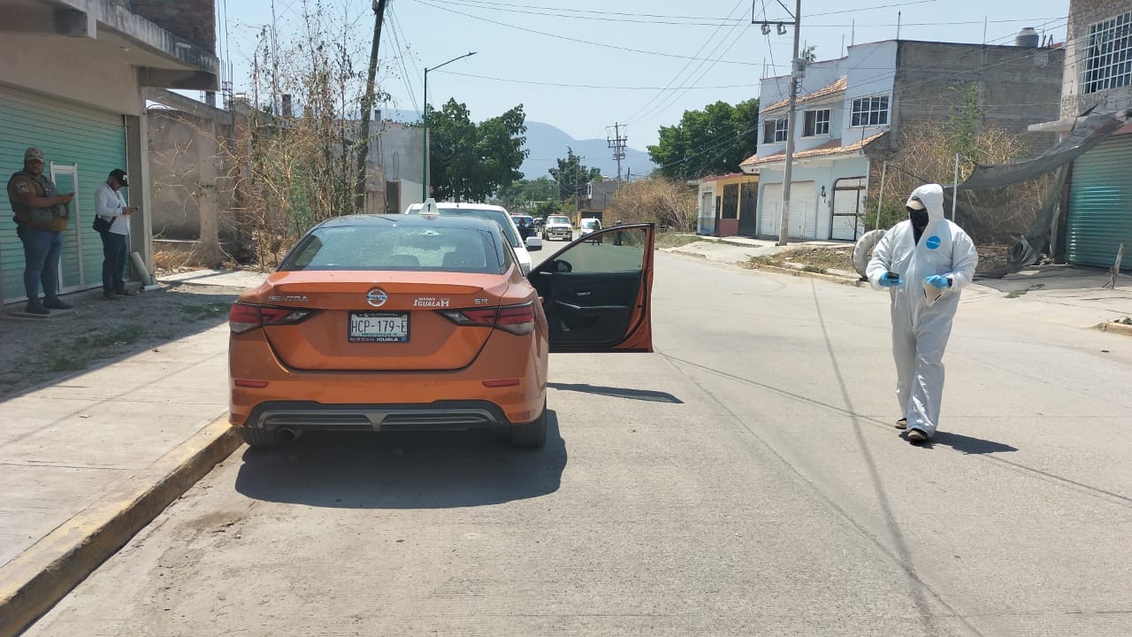 Asesinan a balazos a un hombre en su vehículo en un fraccionamiento en Iguala