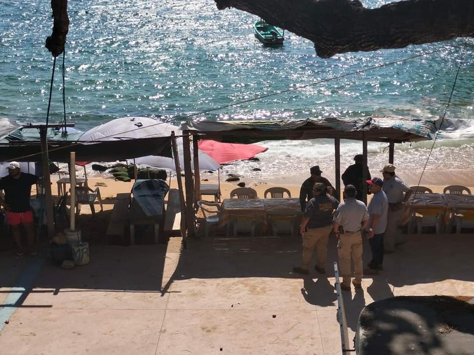 El prestador de servicios que fue herido a balazos el sábado en playa La Angosta, en Acapulco, murió en el hospita privado Santa Lucía.