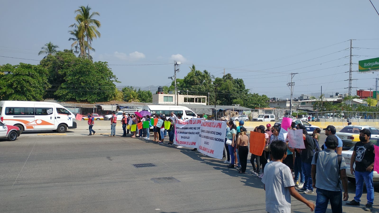 Bloquean estudiantes de la Universidad Pedagógica Nacional el bulevar Vicente Guerrero, en Acapulco