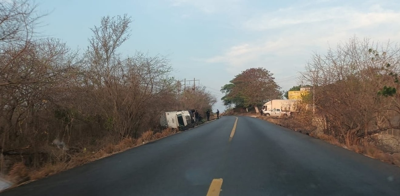 Volcadura de camión deja a una mujer lesionada en Copala, Costa chica