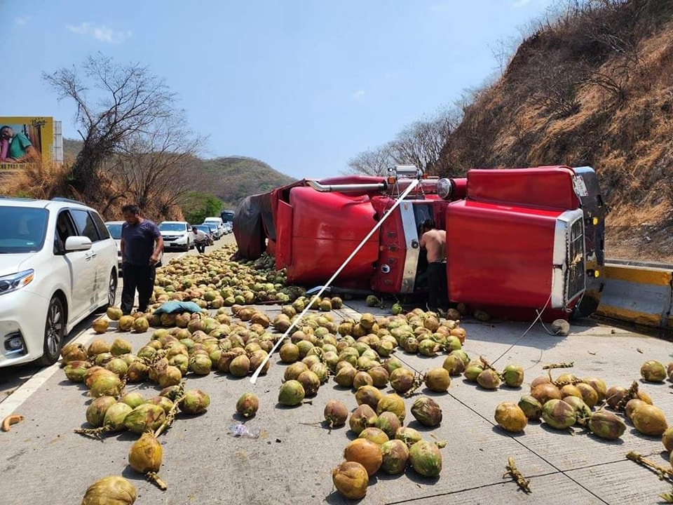 Vuelca camión que transportaba cocos en la Autopista del Sol
