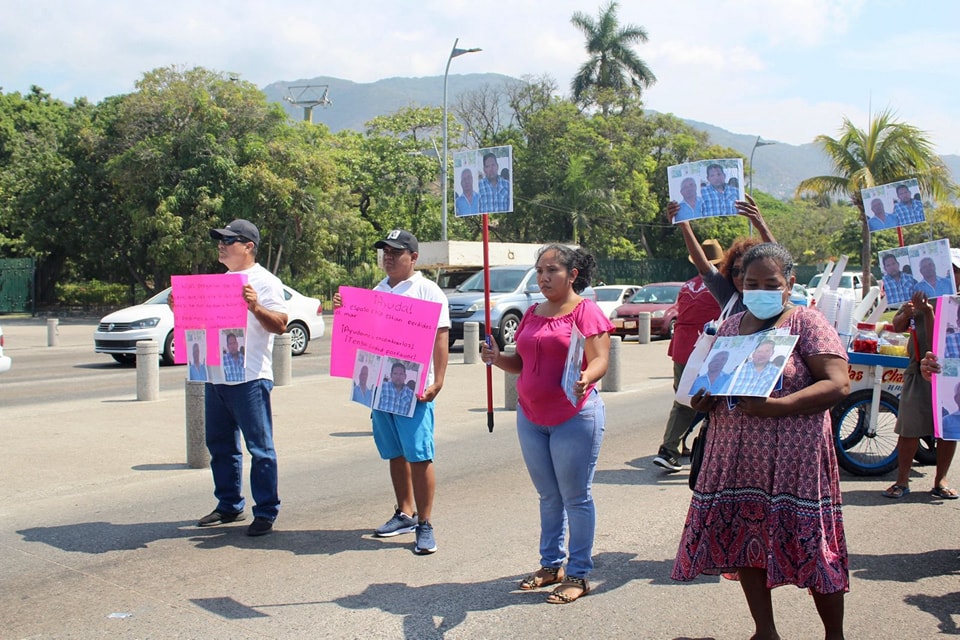 Familiares de pescadores desaparecidos bloquean la Costera Miguel Alemán, Acapulco