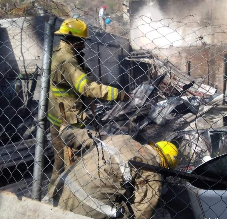 Se incendian dos viviendas en la colonia 21 de Septiembre en Chilpancingo; no se reportaron personas lesionadas