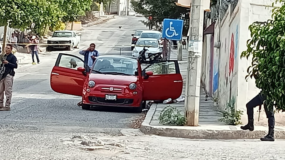 una maestra del Jardín de Niños Gabriela Mistral resultó asesinada a balazos afuera de su vehículo, frente a la escuela, en el fraccionamiento Revolución en Chilpancingo.