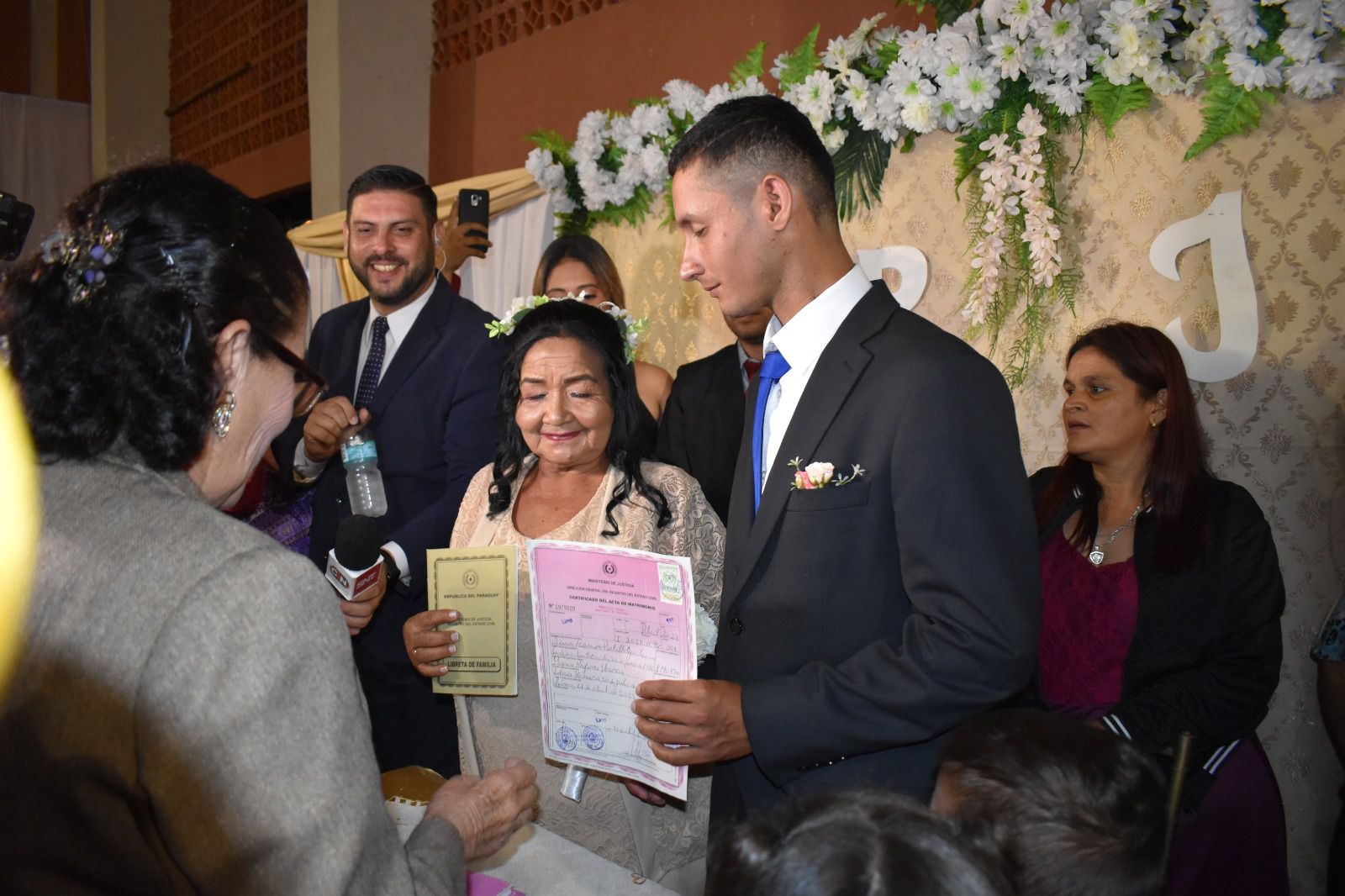 Una mujer de 70 años y un hombre de 27 logran casarse; se vuelven virales en internet