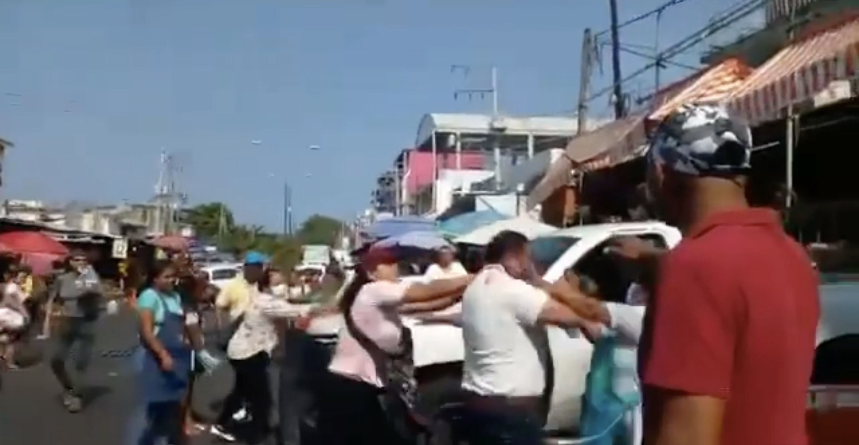 Comerciantes de Acapulco lanzan jitomates y golpean a Director de Vía Pública municipal