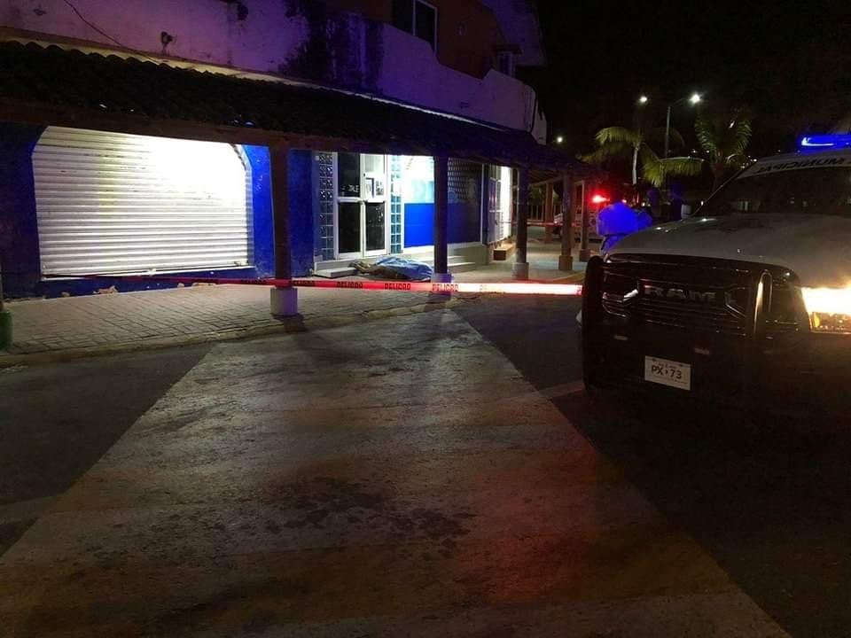 Asesinan a balazos a un hombre en un bar el Centro de Zihuatanejo