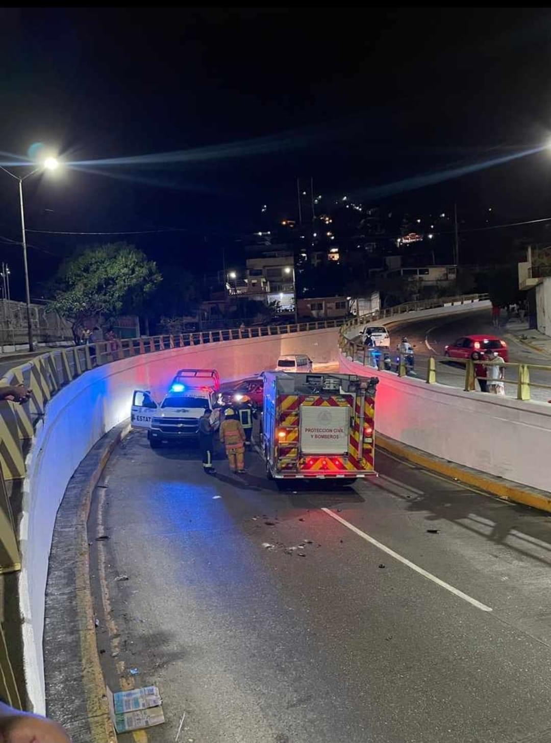 Vuelca vehículo en el túnel de la Y Griega en Acapulco