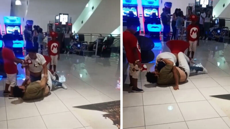 Niño detiene pelea en un cine con un peluche de Mario Bros
