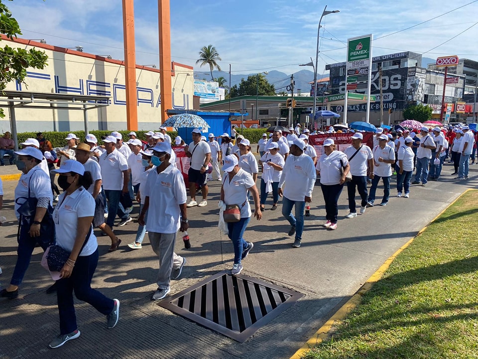 Marchan en Acapulco trabajadores del SNTE para exigir mejoras laborales