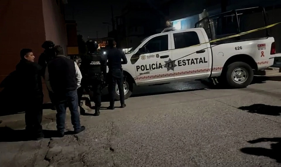 El doble crimen se reportó a las autoridades alrededor de las 22:30hrs, en la calle Clavijero esquina con Guillermo Prieto, en Chilpancingo