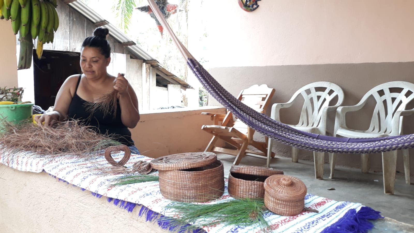 Mujeres emprendedoras de El Edén, en Atoyac de Álvarez, piden que se promuevan sus artesanías