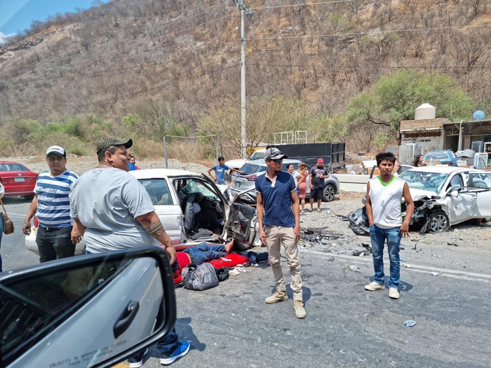 Choque automovilístico deja un muerto y cinco personas lesionadas cerca de la localidad de Mezcala en Eduardo Neri