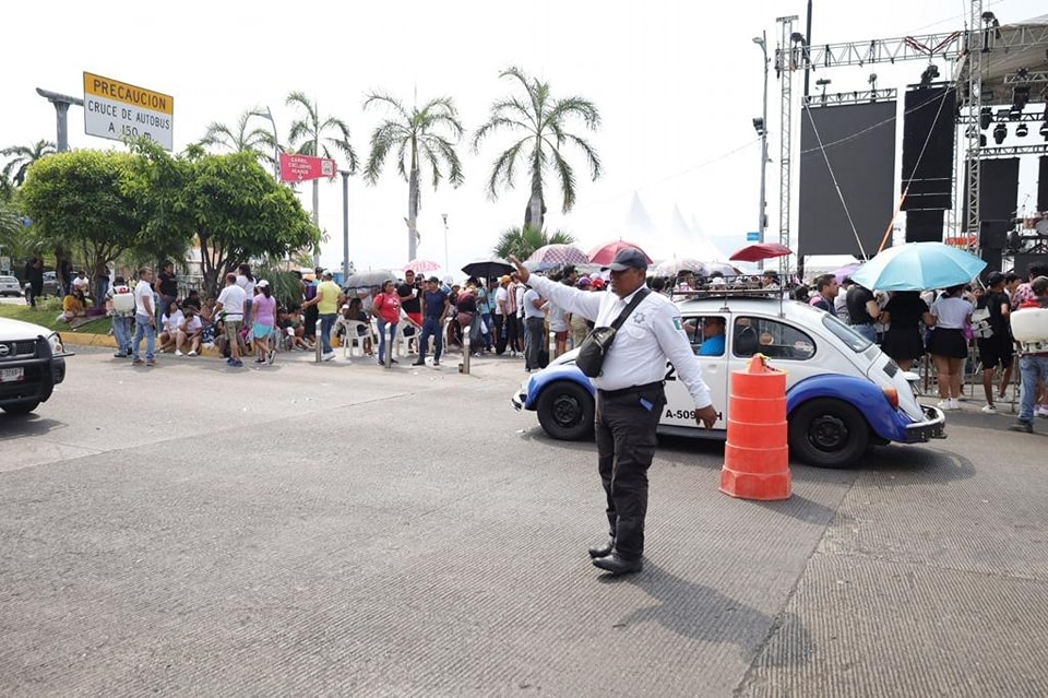 Caos vial y molestia en la avenida Costera Miguel Alemán por concierto de Kenia Os en Acapulco