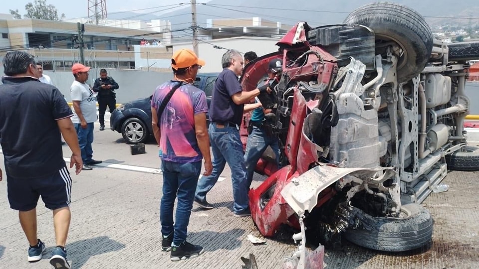 Se registra aparatoso accidente en la Autopista del Sol cerca del museo de la Avispa en Chilpancingo