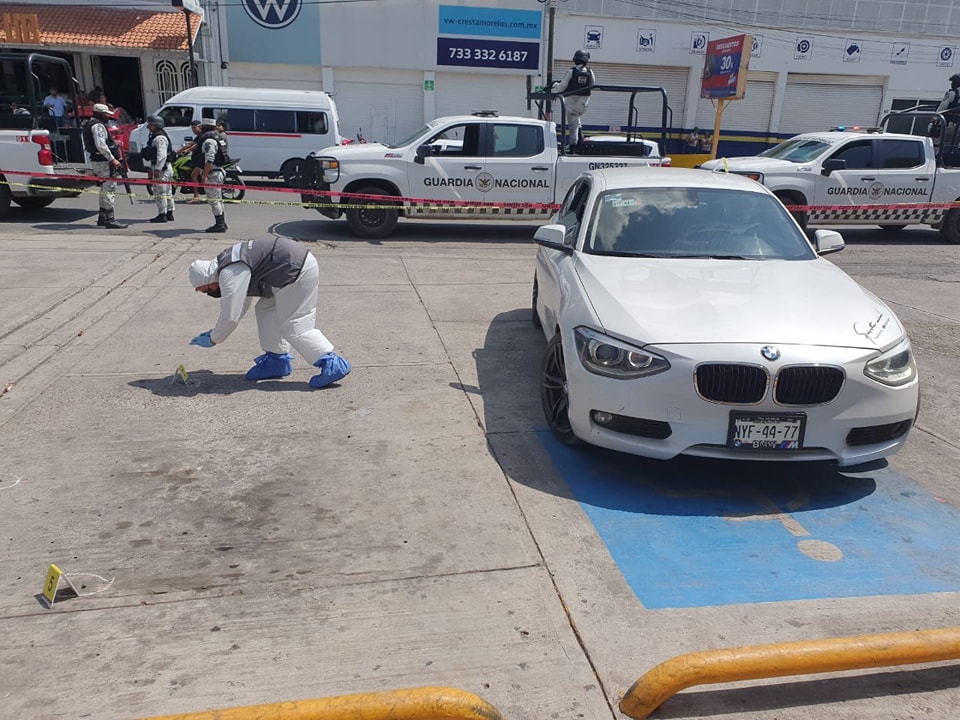 Deja ataque un hombre asesinado a balazos y otro herido en auto BMW en Iguala