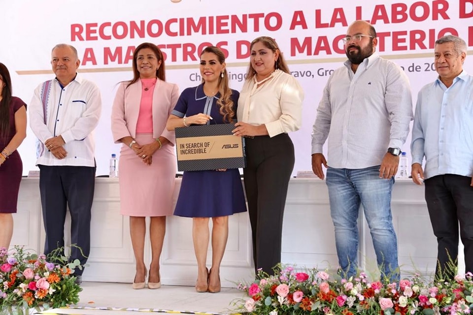 Entrega gobernadora de Guerrero mil equipos de cómputo a docentes del magisterio estatal del SUSPEG