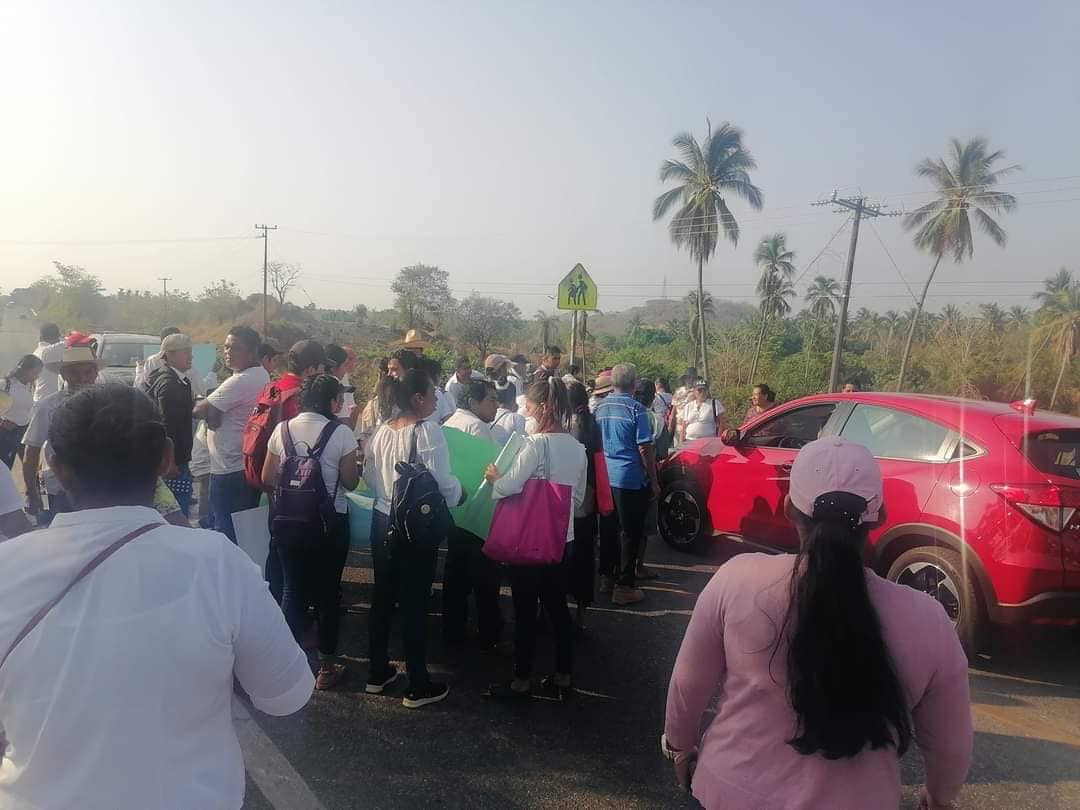 Protesta de padres y alumnos de la UNIPEG, en Atoyac, genera bloqueo en la carretera Acapulco-Zihuatanejo