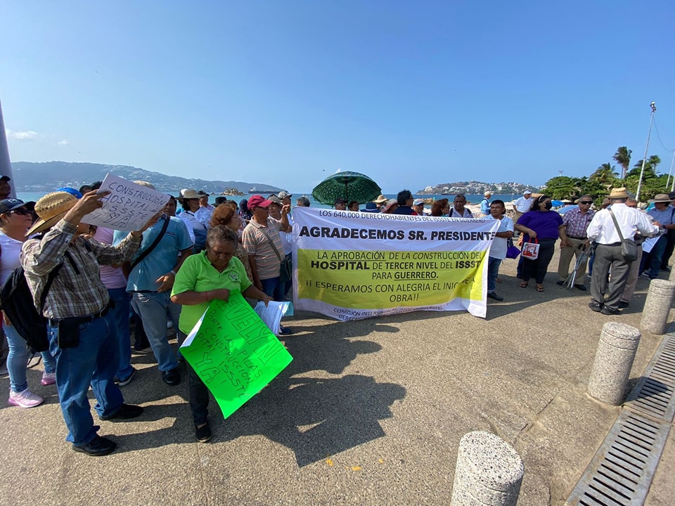 Protestan y marchan ciudadanos para exigir la construcción del Hospital del Tercer Nivel del ISSSTE en Acapulco