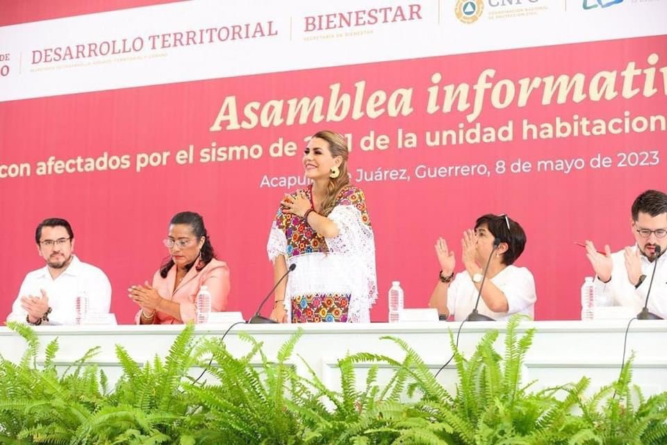 Se reúnen Evelyn Salgado y autoridades federales con afectados de Pedregal de Cantaluna, en Acapulco