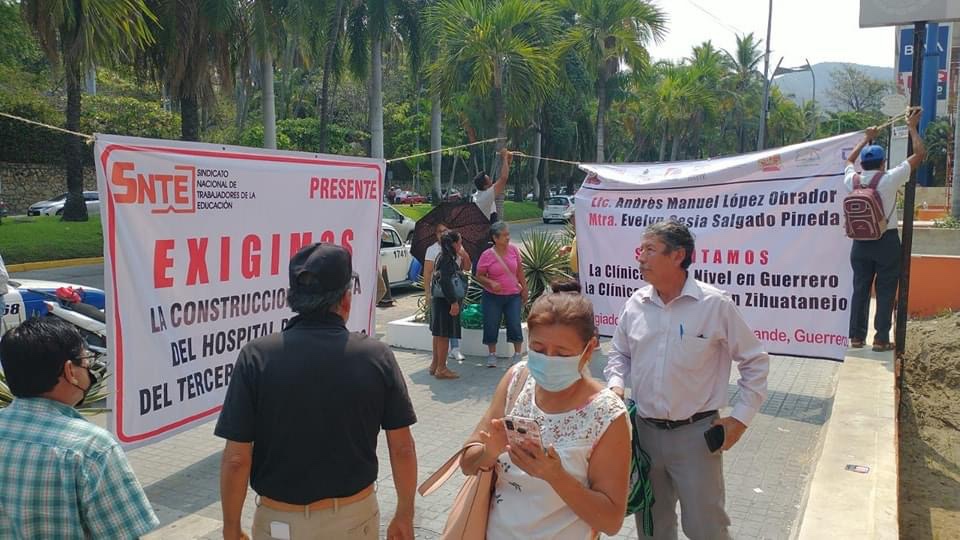 Protestan jubilados del ISSSTE a las afueras de la delegación; exigen construcción de Hospital de Tercer Nivel en Acapulco