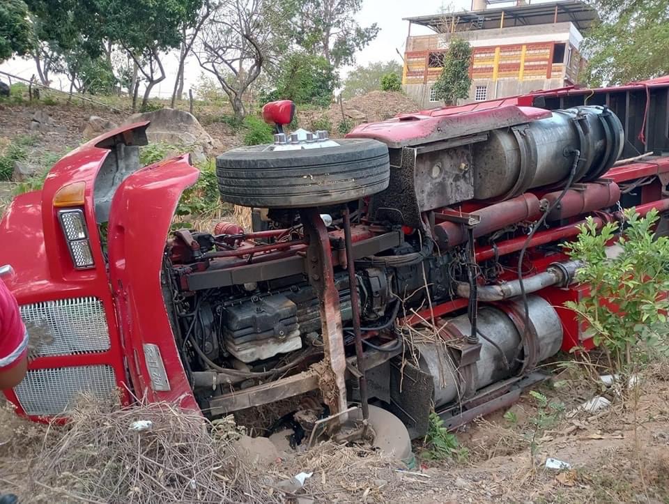 Vuelca torton en la carretera federal Tierra Colorada-Cruz Grande en Tecoanapa
