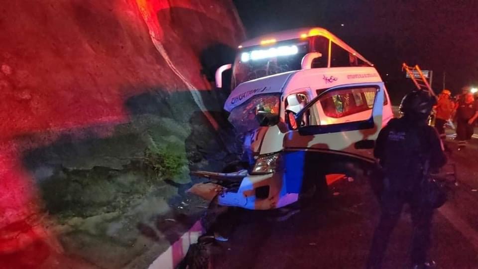 Deja choque entre urvan y autobús una persona muerta y cuatro heridos en Ixtapa Zihuatanejo