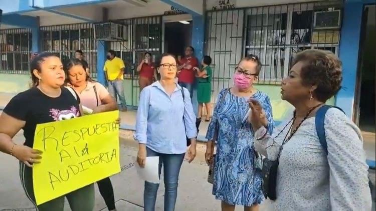 Protestan padres de familia de la Secundaria 70 “Amado Nervo” de Acapulco; exigen salida de la directora