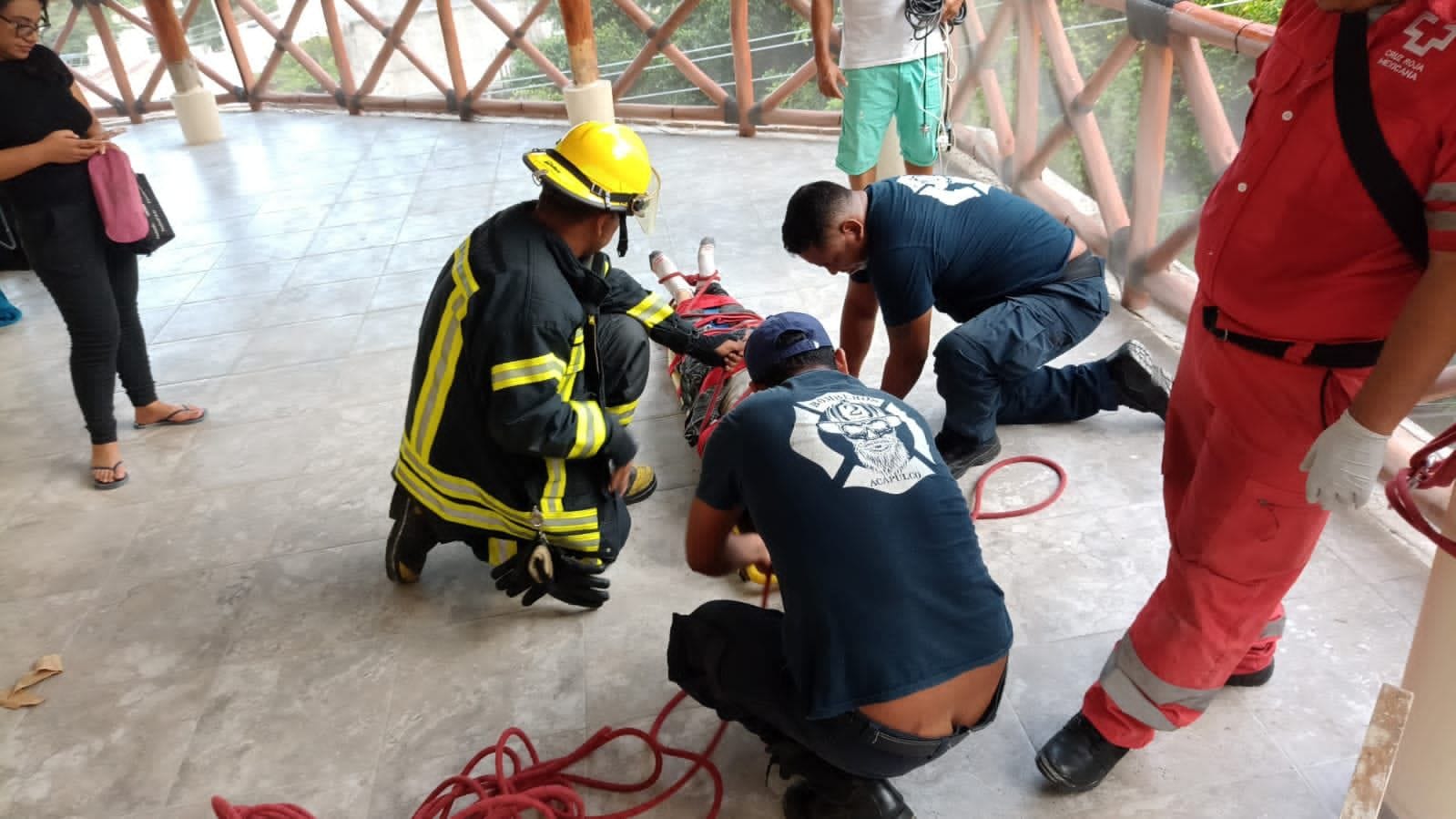 Se electrocuta hombre en el fraccionamiento Marroquín en Acapulco; fue auxiliado por bomberos y la Cruz Roja