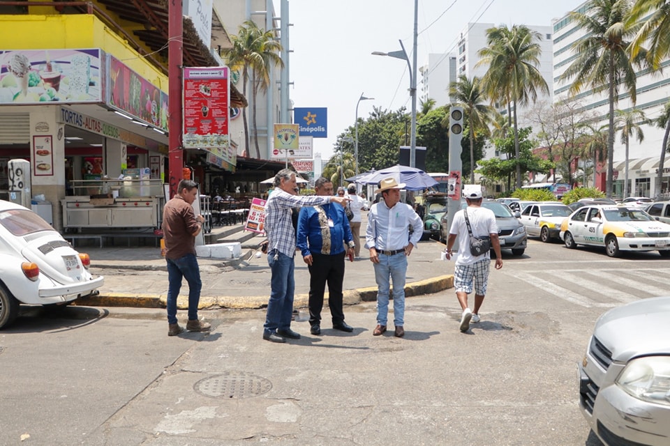 Trabaja CAPAMA en desazolve de drenaje en la avenida Costera Miguel Alemán, en Acapulco