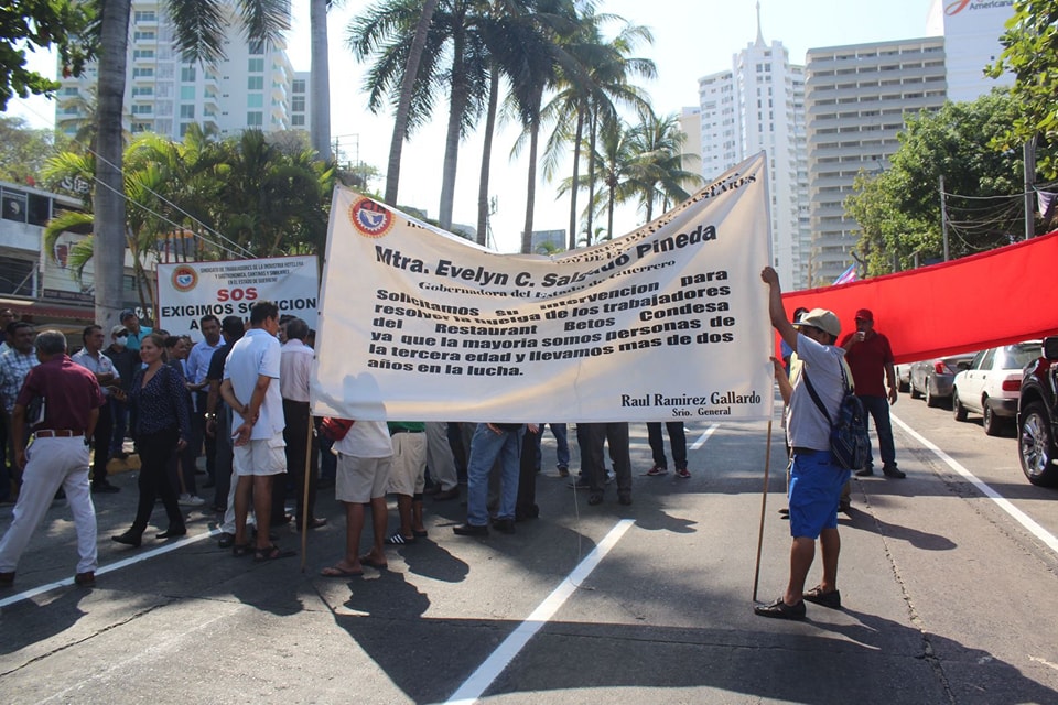 Bloquean la avenida Costera en Acapulco, ex trabajadores del restaurante Beto Condesa exigen su liquidación