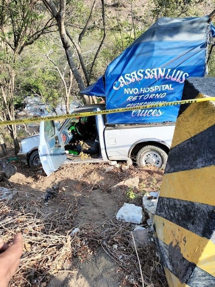 Muere chófer de una camioneta de pasajeros al quedar prensado en Paso Texca en Acapulco