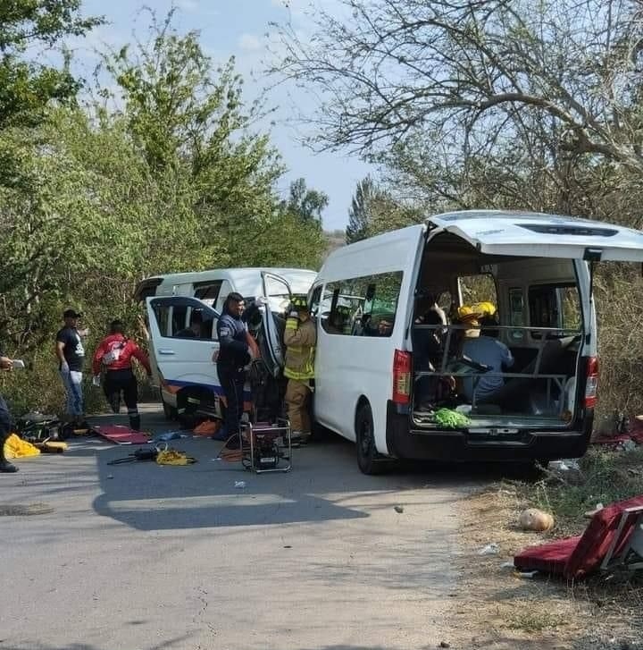 Deja aparatoso choque entre dos urvans, un bebé muerto y personas lesionadas en Tixtla