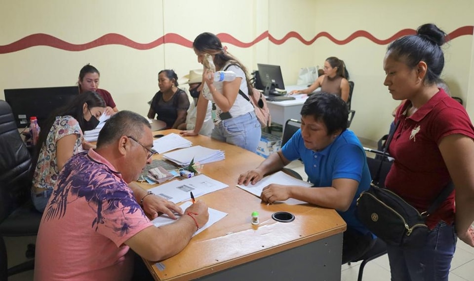 Atienden funcionarios a locatarios afectados por incendio en el Mercado Central de Acapulco