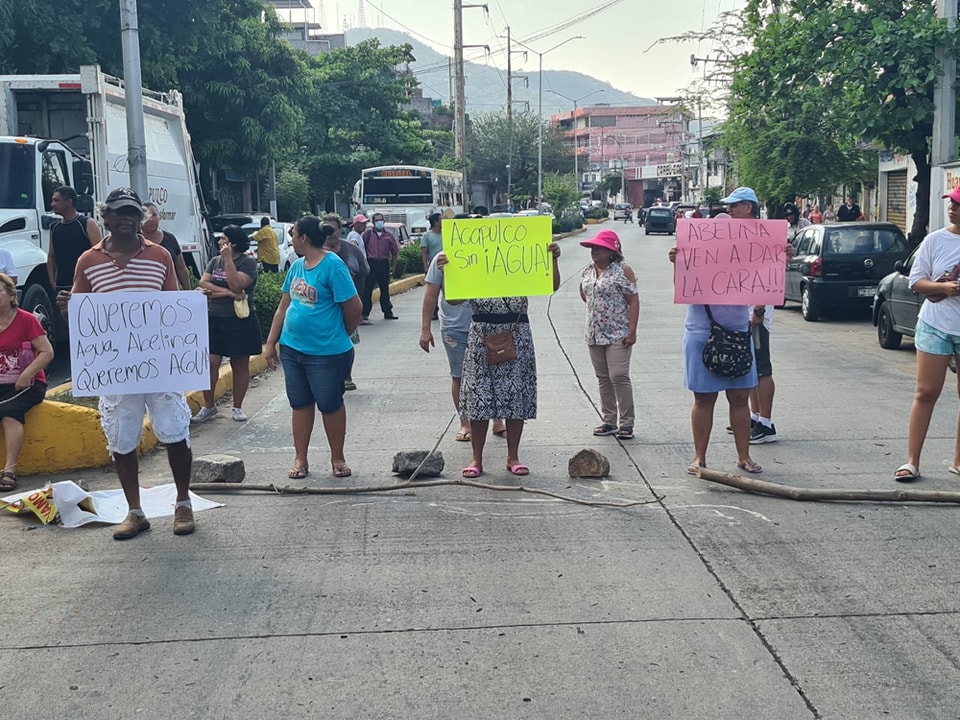 Bloquean vecinos de La Laja la avenida Ruiz Cortines en Acapulco por falta de agua