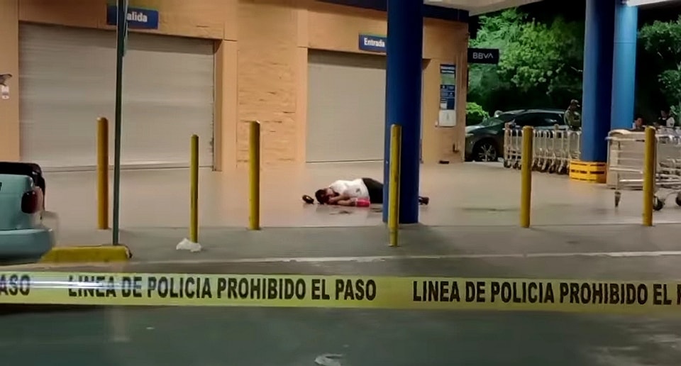Asesinan a balazos a a un taxista frente a tienda de autoservicio en Iguala