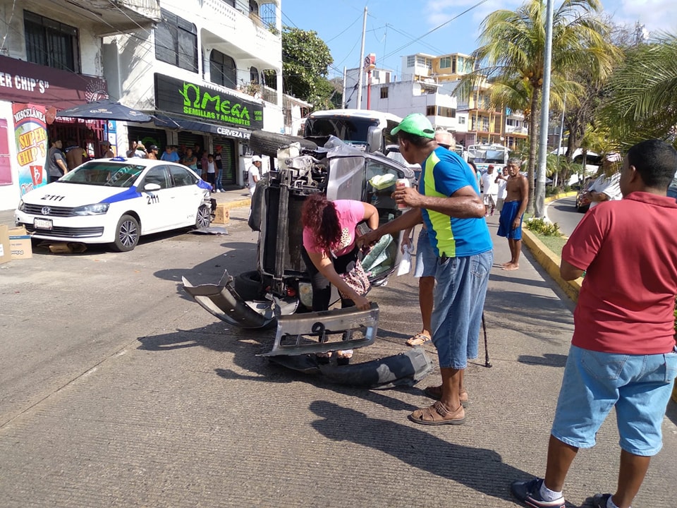 Mujer resulta lesionada tras volcar su camioneta en la Costera Miguel Alemán, en Acapulco