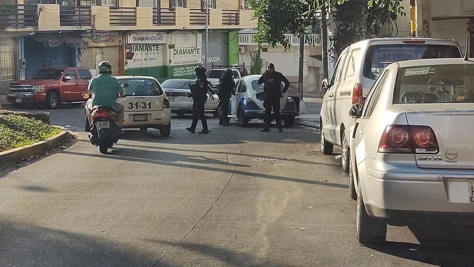 Dejan a un hombre asesinado en un taxi abandonado en la colonia Progreso, en Acapulco